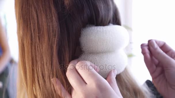 Peluquería femenina creando un peinado para una mujer joven en el salón — Vídeos de Stock