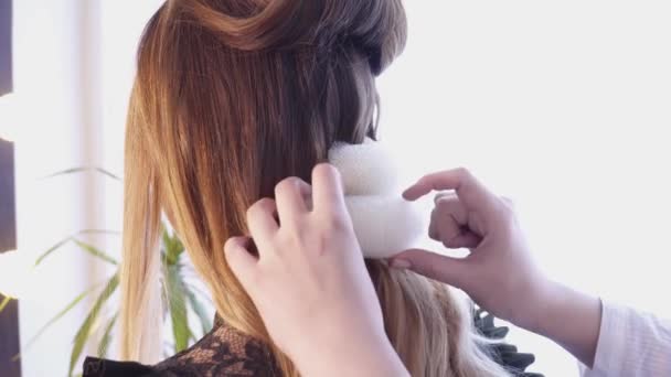Női fodrász létrehozása a frizura a nő a szalon — Stock videók