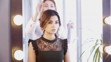 Saç stilisti Kuaför Salonu esmer bir kadın bir saç modeli oluşturma