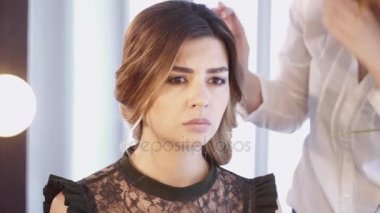 Saç stilisti saç salonu closeup esmer bir kadın bir saç modeli oluşturma