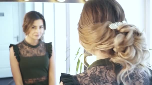 Όμορφη γυναίκα απολαμβάνοντας το νέο hairstyle της μπροστά στον καθρέφτη — Αρχείο Βίντεο