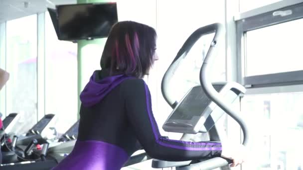 Молодая женщина тренируется в спортзале крупным планом — стоковое видео