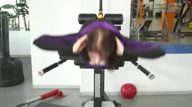 Genç kadın hyperextension bankta egzersizleri yapma