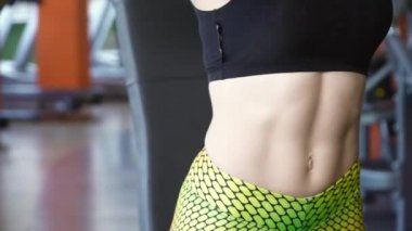 Genç kadın woking salonunda küçük barbell ile