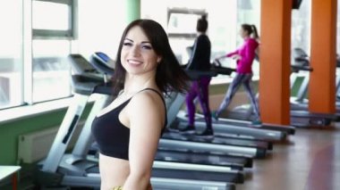 Torna ve spor salonu ağır çekimde parmağını gösterilmesini güzel sportif kadın portresi