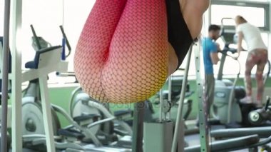 Genç kadın bacaklarını spor salonu closeup yukarı kaldırarak