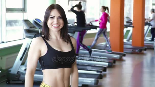 Πορτρέτο του όμορφη γυναίκα σπορ δείχνει τον αντίχειρα επάνω σε γυμναστήριο αργή κίνηση — Αρχείο Βίντεο