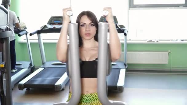 Young beautiful woman training on the pec deck machine in the gym — Stock Video