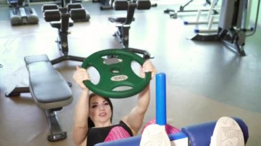 Genç kadın spor salonunda karın egzersizi yapıyor