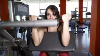 Spor salonu closeup eğitim genç güzel kadın