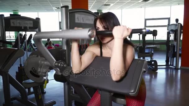 Joven hermosa mujer entrenando en el gimnasio — Vídeos de Stock