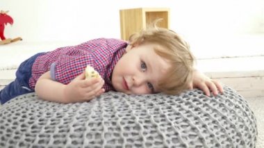 Küçük şirin komik bebek çocuk eatting portre