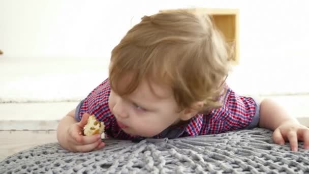 Kleine schattige grappige baby jongen eatting closeup — Stockvideo