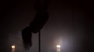 İle kutup dans bir ince kadın silüeti