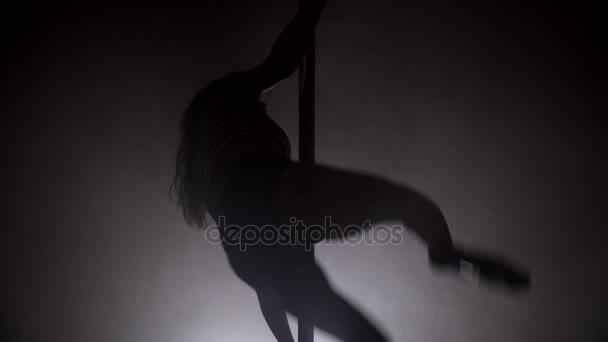 Silhouette d'une jeune femme dansant avec le poteau de fumée — Video
