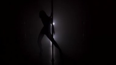 Dans striptiz ayakkabı kutbunda yakınındaki bir kadın silüeti