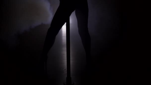 Силуэт женщины, танцующей возле шеста в стрип-ботинках крупным планом замедленной съемки — стоковое видео