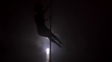 Yavaş hareket şeridi kutbu yakınındaki dans genç bir kadın silüeti Ayakkabı