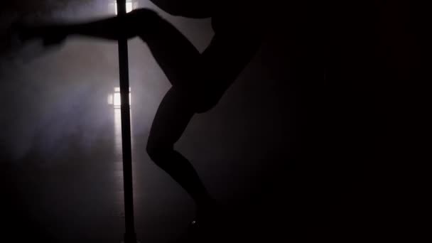 Silueta de una mujer delgada bailando cerca del poste en zapatos de tira de primer plano — Vídeos de Stock