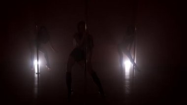 Duman yakın dans üç ince kadın silüeti