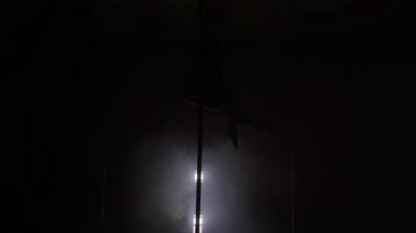 Genç kadının siluet baş aşağı kutup dans ince