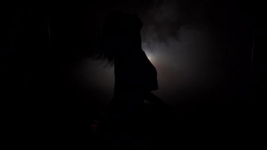 Genç kadının siluet karanlık oda portre dans etek ince