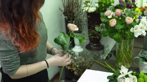 Флорист делает красивый букет — стоковое видео