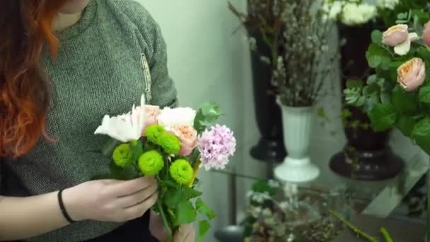 Floristería haciendo un hermoso ramo en la tienda de flores — Vídeos de Stock