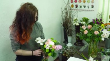 Orkide ile güzel bir buket yapma çiçekçi