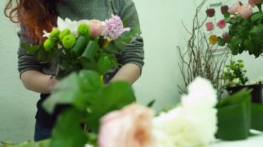 Orkide ve gül ile güzel bir buket yapma çiçekçi