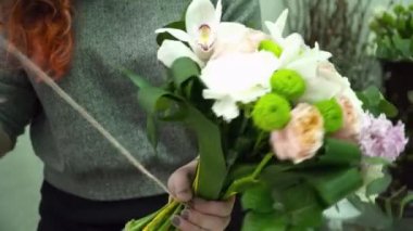 Çiçekçi kadın güzel bir buket çiçek butik yapım