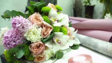 Güzel bir buket dekorasyon closeup için kağıt ile kaydırma çiçekçi