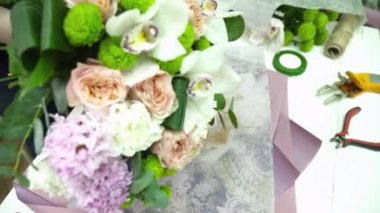 Çiçekçi bir buket dekorasyon için kağıt ile kaydırma