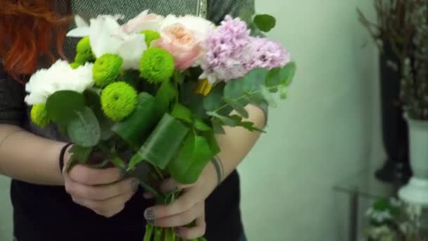 Ανθοπωλείο κάνοντας μια όμορφη ανθοδέσμη με τις ορχιδέες και ροζ τριαντάφυλλα — Αρχείο Βίντεο