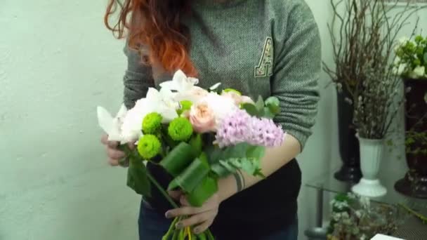 Kwiaciarnia kobieta co piękny bukiet — Wideo stockowe