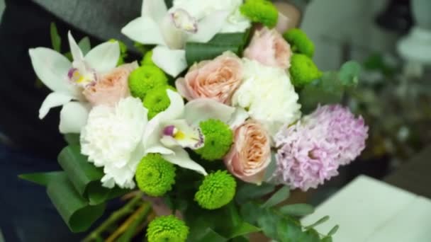 Blumenhändlerin macht einen schönen Strauß Nahaufnahme — Stockvideo