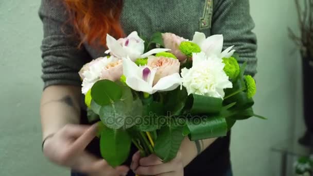Florista mujer haciendo un hermoso ramo en la tienda — Vídeo de stock
