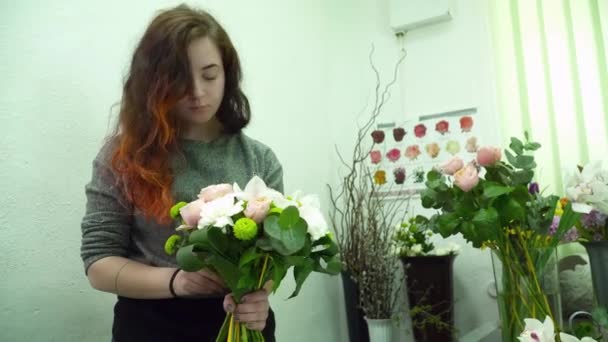 Florista mujer haciendo un hermoso ramo en la floristería — Vídeos de Stock