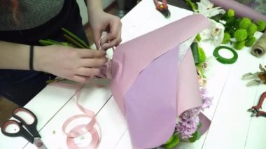 Bir buket çiçek Dükkanı satışında hazırlama çiçekçi