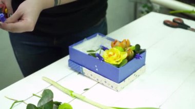 Çiçekçi bir buket mavi kutu yapma