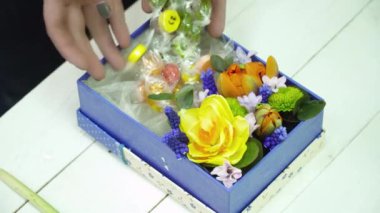 Güzel bir buket mavi kutu yapma çiçekçi