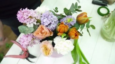 Güzel bir buket kutusunda tablo oluşturma çiçekçi