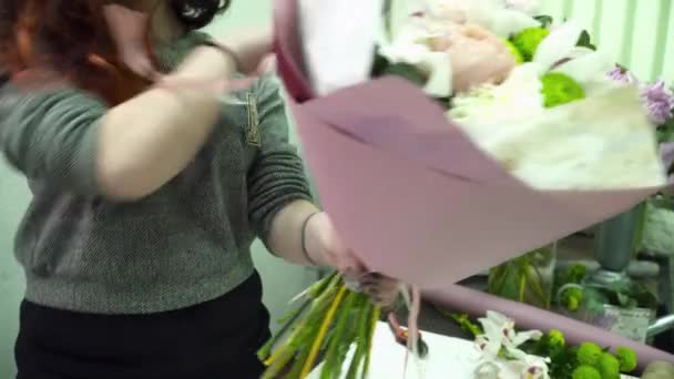 Florist som förbereder en bukett till salu — Stockvideo