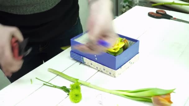 Florista fazendo um buquê na caixa na mesa — Vídeo de Stock