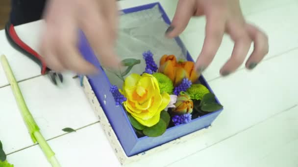 Florist macht einen schönen Strauß in der Box — Stockvideo