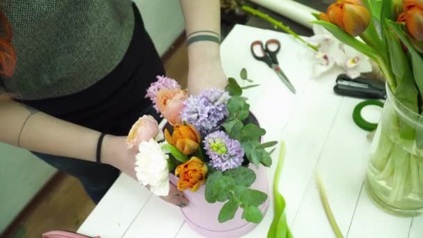 Květinářství, vytváří krásnou kytici v poli v obchodě — Stock video