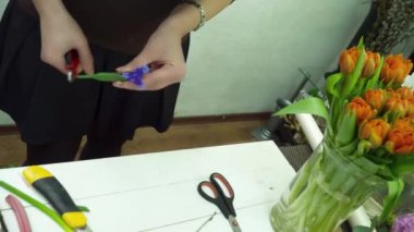 Çiçekçi dükkanı gesso tencerede bir buket yapma