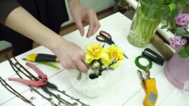 Çiçekçi çiçekçi dükkanı gesso tencerede bir buket yapma