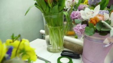 Beyaz ahşap masa üzerinde gesso tencerede bir buket Sarı çiçekli yapma çiçekçi