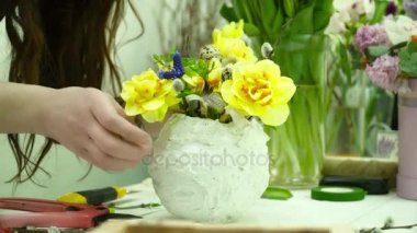 Bir buket Sarı çiçekli masa portre üzerinde beyaz gesso tencerede yapma çiçekçi